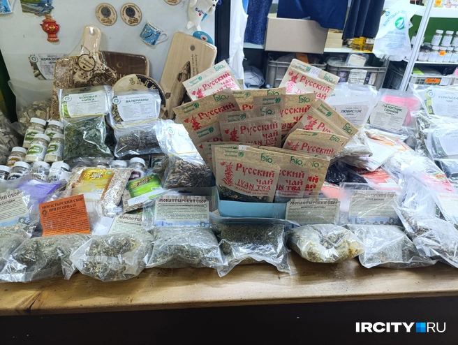 Большим спросом пользуются травяные сборы типа «монастырского», простой Иван-чай и саган-дайля | Источник: Даниил Конин / «ИрСити»