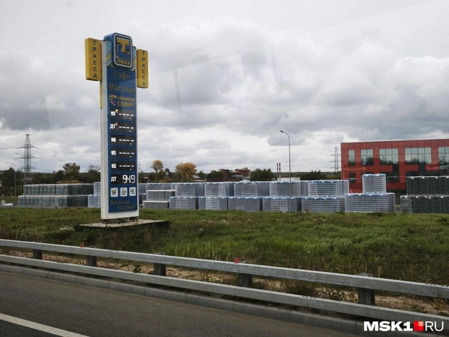 Сеть АЗС оказалась под надзором ФАС из-за резкого повышения цен на бензин | Источник: Михаил Мечев / MSK1.RU