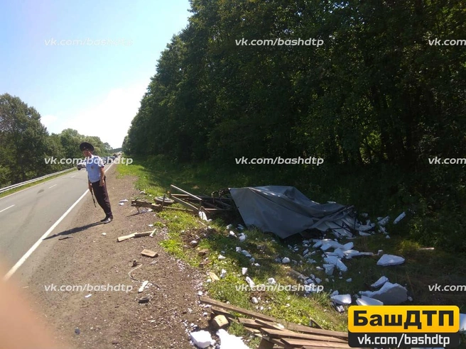 Прицеп со всей поклажей улетел в кювет | Источник: БашДТП/Vk.com