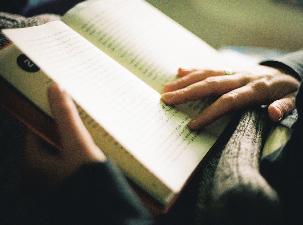 11 книг, которые не поздно прочитать, даже если вы выросли | marieclaire.ru