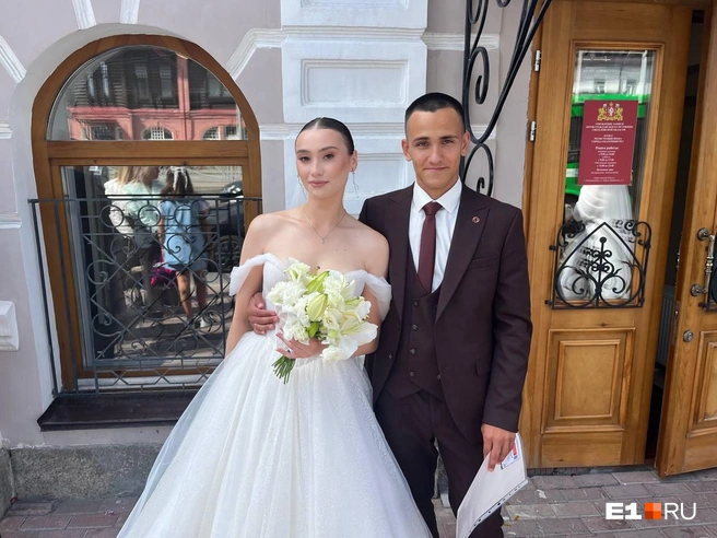 Ольга и Александр поженились 8 августа, потому что «так сложилась судьба» | Источник: Софья Кузьмина, Ксения Мельникова / E1.RU