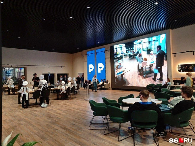 В день открытия проходил мастер-класс от бренд-шефа Спиридона Яныгина | Источник: Мария Гришкина / 86.RU