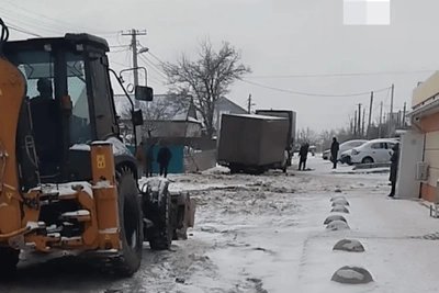 Трактор едва не застрял на разбитой дороге в Волгограде