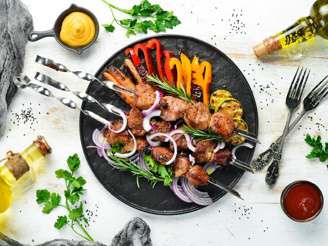 5 лучших маринадов для шашлыка, которые сделают мясо нежным и сочным | marieclaire.ru