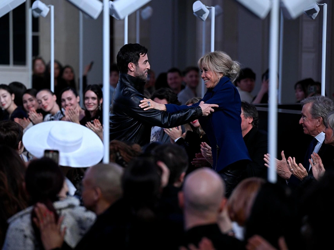 Николя Гескьер и Брижит Макрон на шоу Louis Vuitton, 10 марта 2025 года. | marieclaire.ru