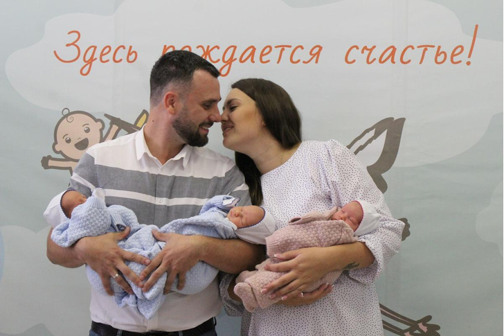 Почти 7 килограммов счастья: в Петербурге женщина родила тройню без ЭКО