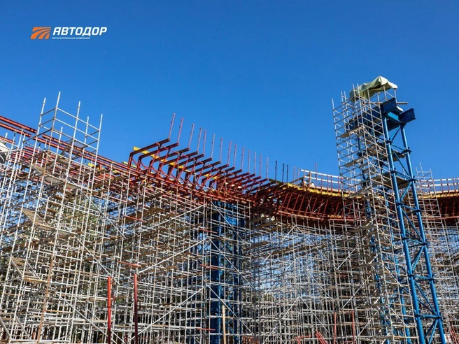 Однополосная эстакада длиной 362 метра и шириной 7,9 метра будет поддерживаться 12 опорами и станет важнейшим элементом будущей развязки.  | Источник: Пресс-служба ГК «Автодор»