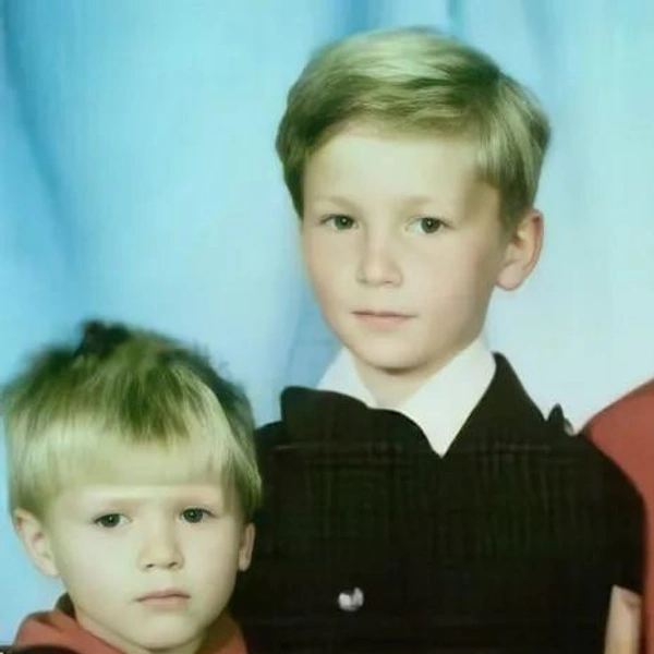 Николай с младшим братом Димой (он тоже снимался в «Реальных пацанах») | Источник: соцсети