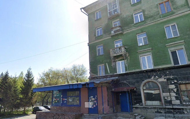 Компания, купившая пристройку к сталинке, планирует обновить фасад помещения | Источник: google.ru/maps