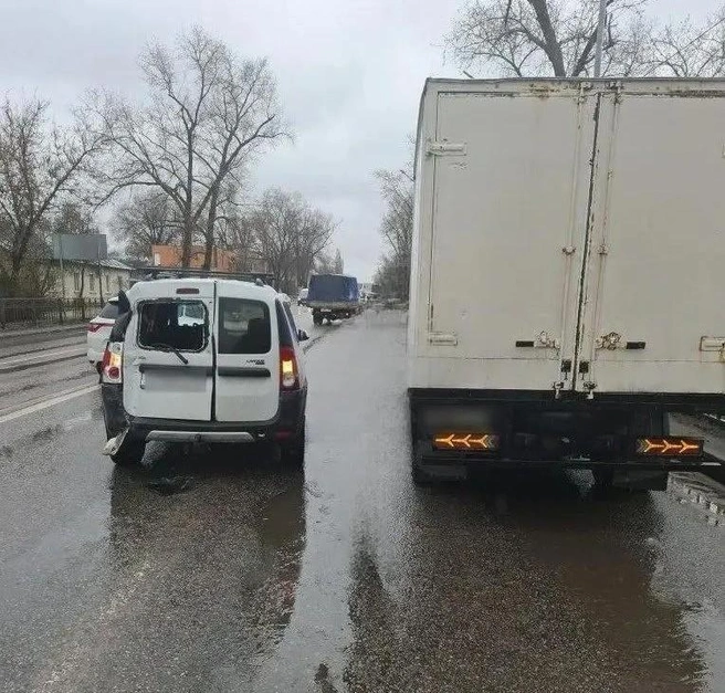 «Ладу» по инерции отбросило на грузовой «ГАЗ» | Источник: Полиция Воронежской области / max.ru