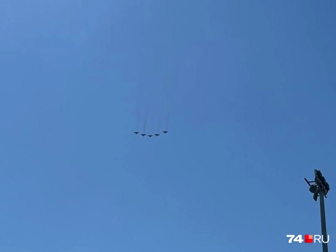 По утверждению МЧС, у одного из самолетов отпал пустой топливный бак. Это фото сделали на Северо-Западе Челябинска | Источник: читатель 74.RU