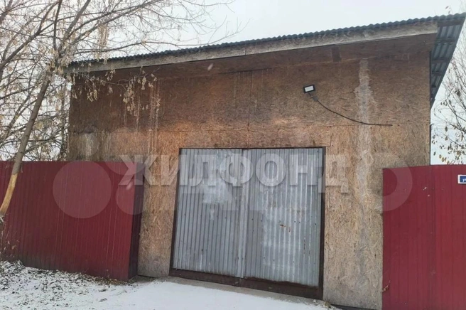 Такой домик с гаражом и аккуратным забором тоже продают как квартиру | Источник: Avito.ru