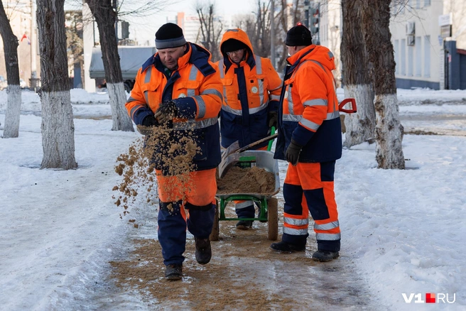 Посыпают дорогу песочком, к сожалению, только в центре города  | Источник: Алексей Волхонский / V1.RU