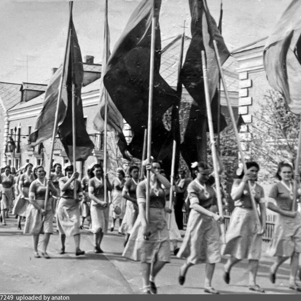 Шествие колонны Кордной фабрики в 1950-1960-е | Источник: Из архива Тамары Бауэр / Pastvu.com