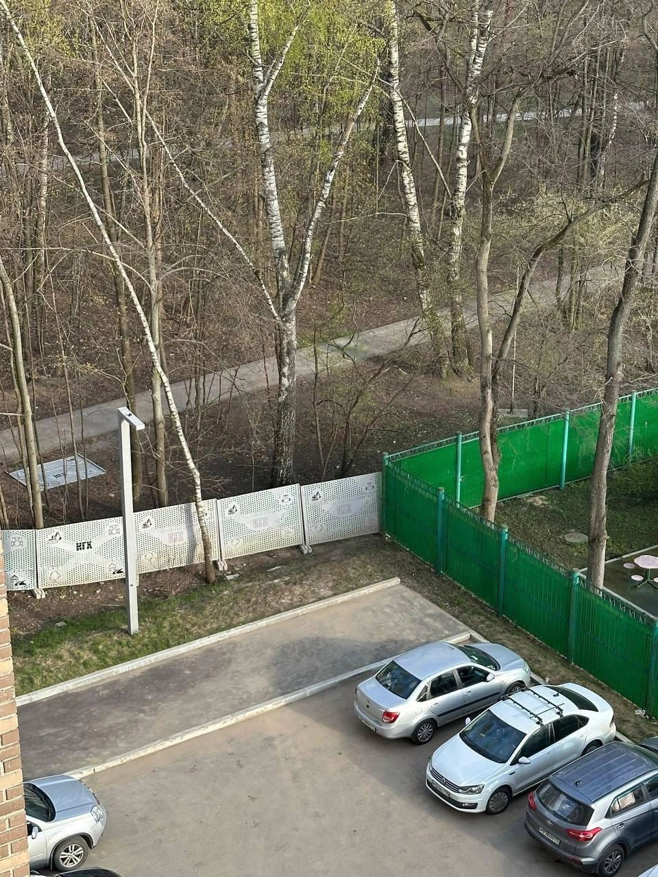 Парк начали ограждать заборами с логотипом комплекса городского хозяйства | Источник: «ЮВАО онлайн Москва» / T.me