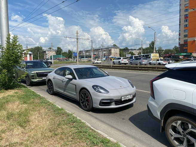 Ожидающие своей очереди авто нередко перегораживают подъезд к торговому центру | Источник: Ирина Господаренко / NGS22.RU