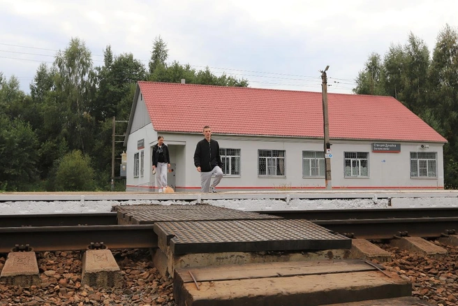 Переходить железную дорогу можно только в специально оборудованных местах | Источник: пресс-служба СЖД