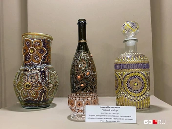 Графины и бутылки выглядят ярко и необычно | Источник: Студия декоративно-прикладного творчества «Волшебная мозаика»