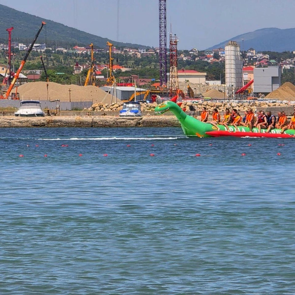 «Бананы» уже с кучей людей | Источник: Жизнь на море — Геленджик Новороссийск Анапа / T.me