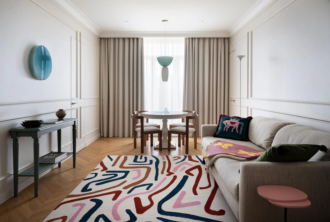 Диван, обеденный стол, Dantone home. Обеденные стулья, Correct Form. Ковер, Kover.ru. | Источник: Стас Гаврилов. Стиль: Анна Артемьева