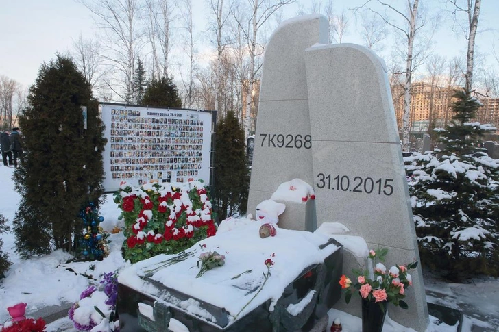 В 2017 году на Серафимовском кладбище в Санкт-Петербурге был открыт мемориал «Сложенные крылья»