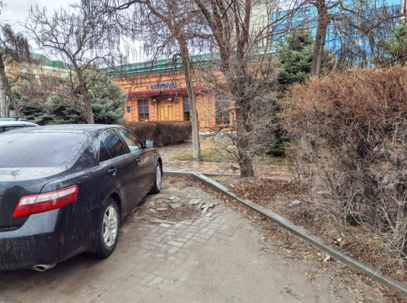 Провалилась даже плитка в парковочном кармане | Источник: голосование за благоустройство на «Госуслугах»