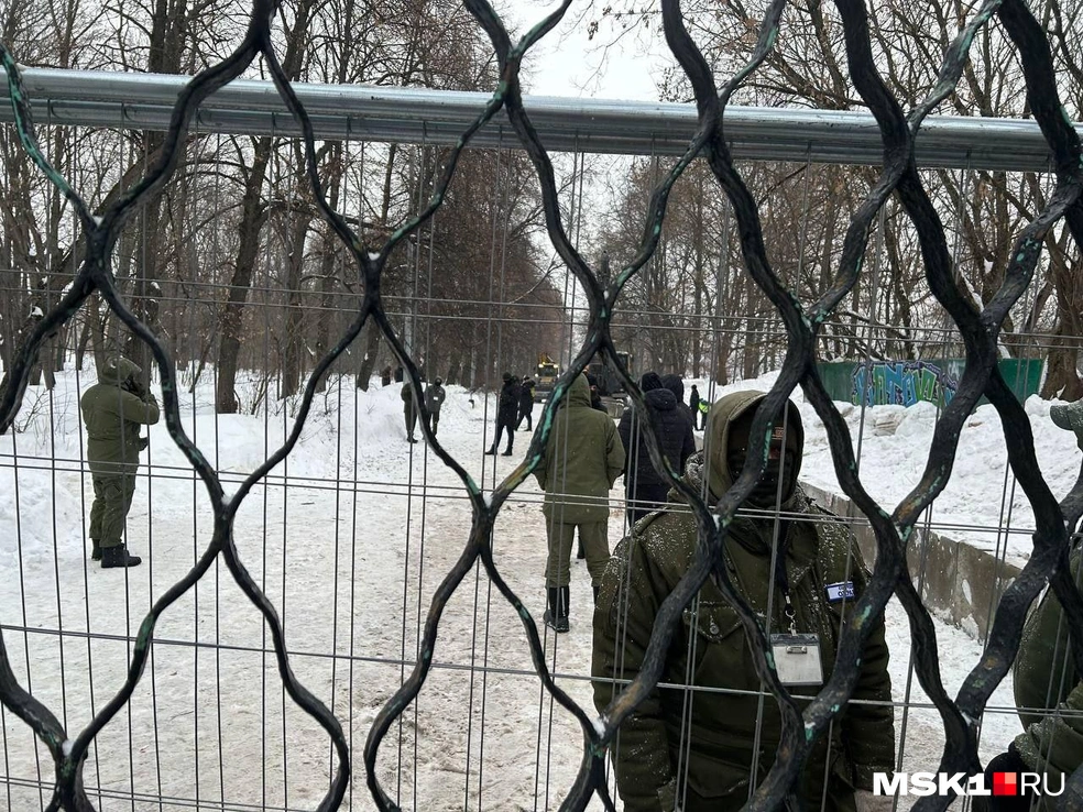 Десятки сотрудников охраны окружили парк в Южном Тушино | Источник: читательница MSK1.RU