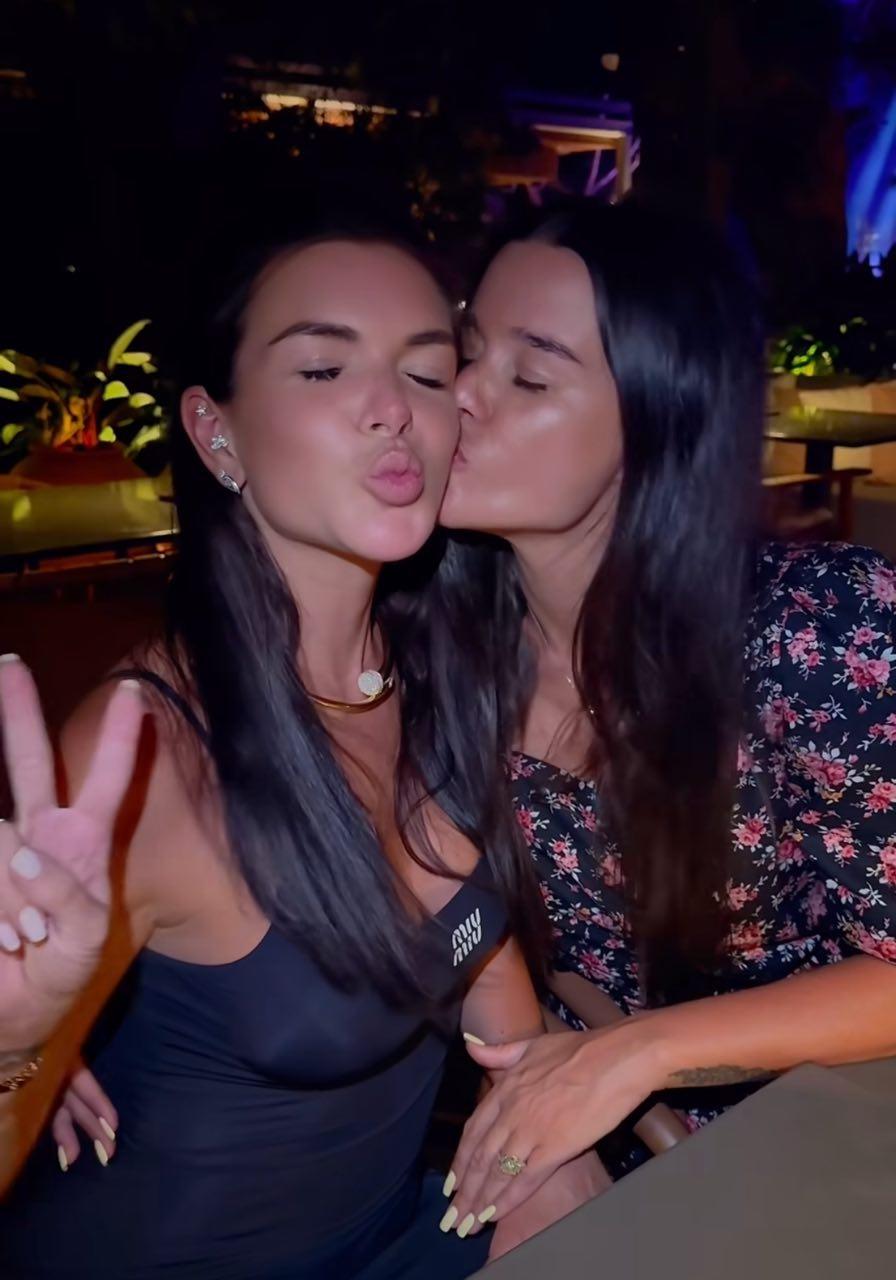 Танцы на белоснежной яхте, поцелуи в ресторане: закадычные подруги Бородина и Жужа воссоединились в Турции