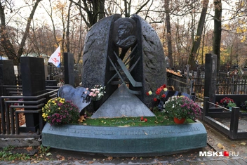 Две части надгробия соединяют литые хоккейные клюшки | Источник: Татьяна Спиридонова / MSK1.RU
