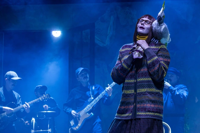 Вообще, актеры так ловко меняли образы, что я, например, не сразу поняла, что молодая проститутка и возрастная женщина с попугаем — это один человек | Источник: Катерина Шрамко