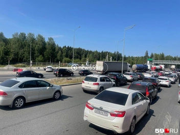 А это уже пробка на мосту | Источник: Читательница 59.RU