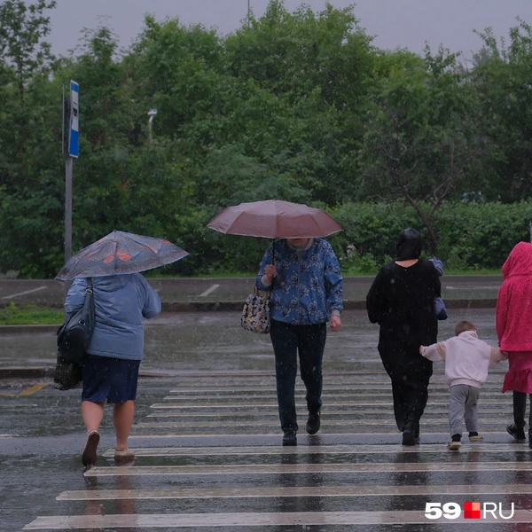 Люди переходили дорогу, видя асфальт&nbsp;— его не заливала вода | Источник: Василина Любимова / 59.RU