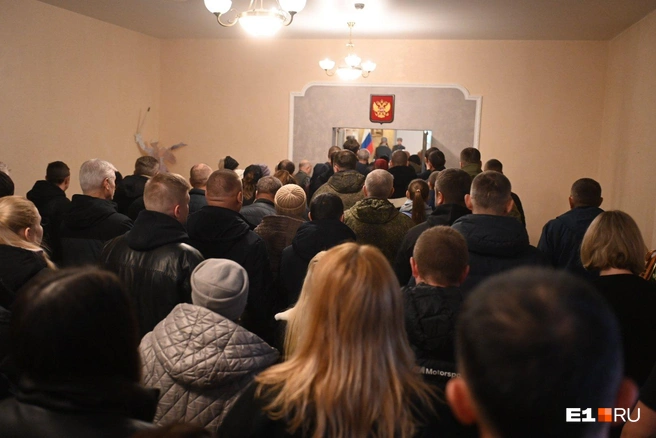 Зал не смог вместить всех желающих проститься | Источник: Дмитрий Емельянов / E1.RU
