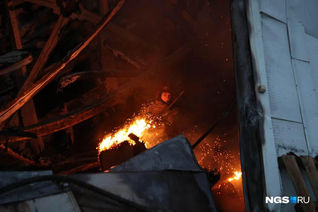 Сотрудники пожарных служб создавали технологические проемы для подачи воды | Источник: Андрей Бортко / NGS.RU