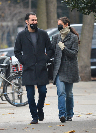 Счастье в чистом виде: влюбленные Кэти Холмс и ее бойфренд гуляют по праздничному Нью-Йорку