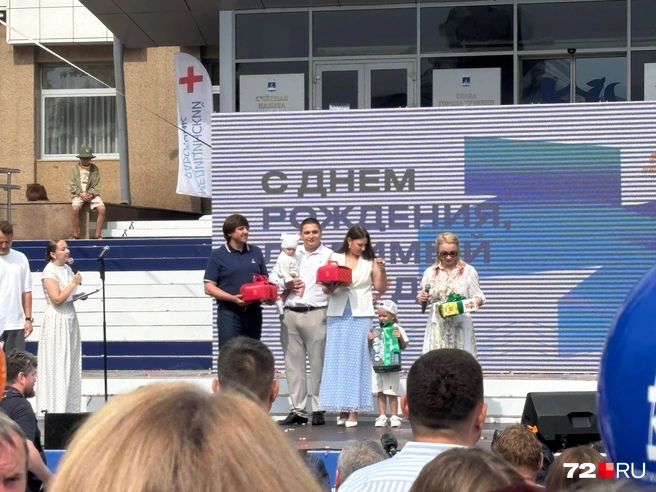 Первый кусок торта вручили семье, чей малыш стал 440-м новорожденным в Тюмени в этом году | Источник: Анастасия Жердина / 72.RU