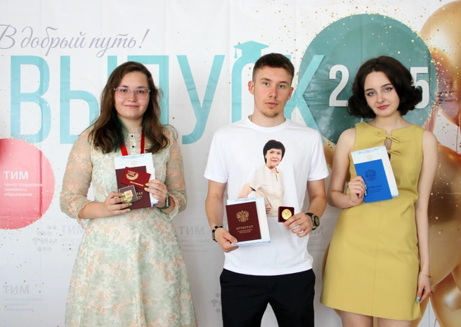 На фото — выпускники | Источник: Билингвальная школа JandS