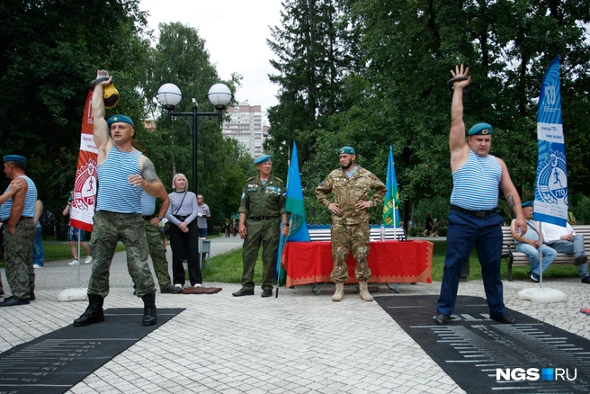Десантники демонстрировали свои навыки в гиревом спорте | Источник: Андрей Бортко / NGS.RU