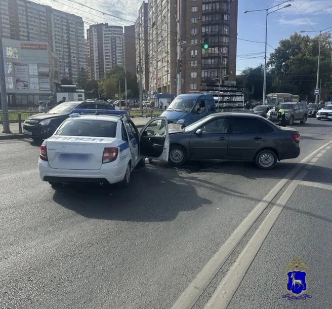 Машина полиции ехала с включенными звуковым сигналом и проблесковым маячком | Источник: ГУ МВД России по Самарской области