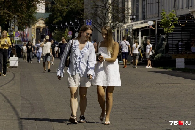 В легкой одежде намного комфортнее в жару | Источник: Кирилл Поверинов / 76.RU