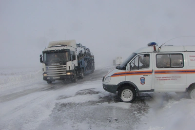 Двое замерзли в метели под Волгоградом, ищут пропавших