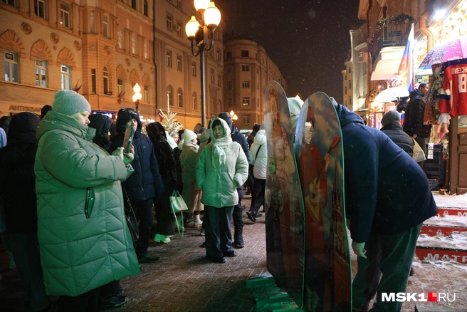 Люди фотографируются на Арбате | Источник: Татьяна Спиридонова / MSK1.RU