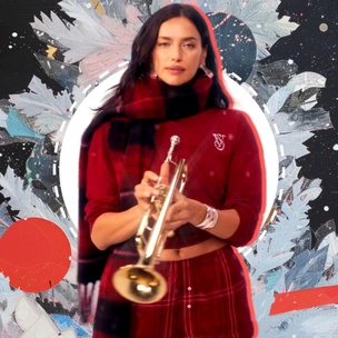 Ирина Шейк снялась в красной пижаме в клетку для праздничной кампании Victoria's Secret