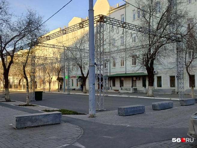 В снежную погоду гирлянды засияют по-особому | Источник: Анастасия Баринова / 56.RU