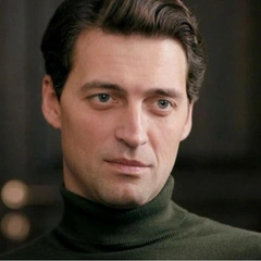 Выбрал театральный из-за бесплатных обедов и влюбился в будущую жену с первого взгляда: 5 фактов о звезде сериала «Первый отдел» Иване Колесникове