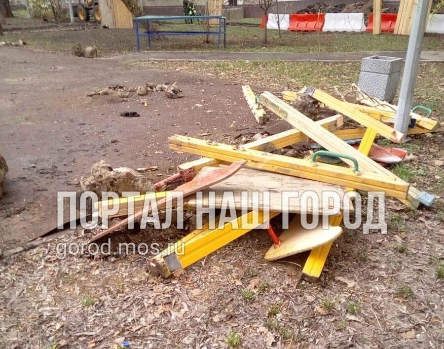 Снесли детскую площадку | Источник: gorod.mos.ru
