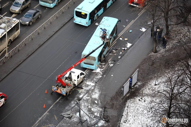 Погибший, покореженная остановка и семь поврежденных авто. Что известно о ДТП, в котором автобус вылетел на остановку | Источник: Валентин Егоршин / «Фонтанка.ру»