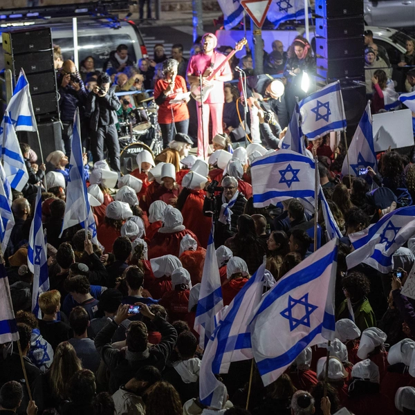 A view of the streets as Israelis continue protests against the Israeli government's plan to introduce judicial changes, seen by the opposition as an attempt to reduce the powers of the judicial authority in favor of the executive authority as part of the 'Day of Resistance' in Jerusalem on March 25, 2023. Thousands of demonstrators, carrying Israeli flags and anti-government placards, gathered in front of the home of Israeli President Isaac Herzog and marched towards Netanyahu's home. | Источник: Getty Images