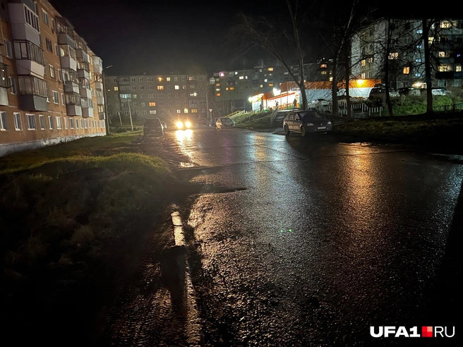 Мой дом слева&nbsp;— на улице ни тротуара, ни освещения | Источник: Андрей Бирюков / UFA1.RU