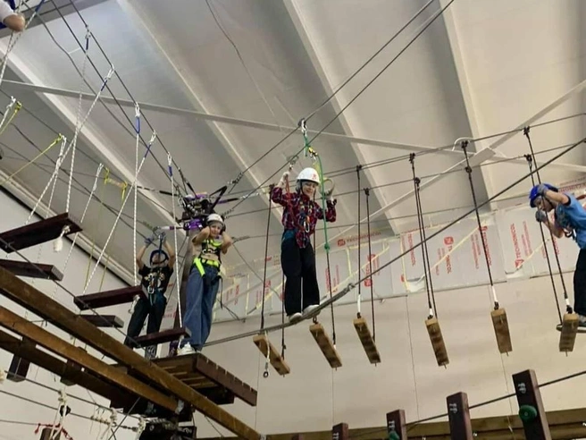 Дети проводят время с педагогом вне стен школы | Источник: Яна Бондарчук